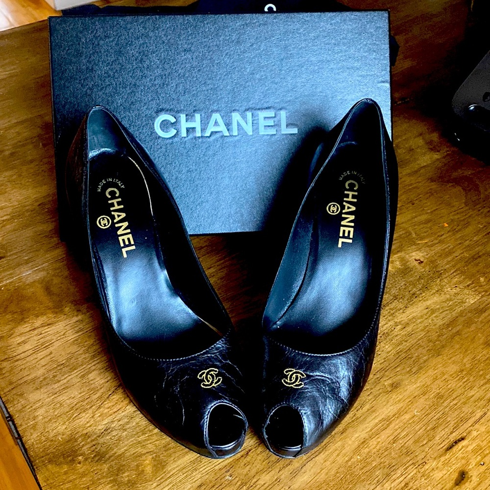 Chanel black leather pumps